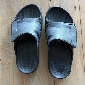 OOFOS Unisex Black Camo Slide Sandals M8-W10